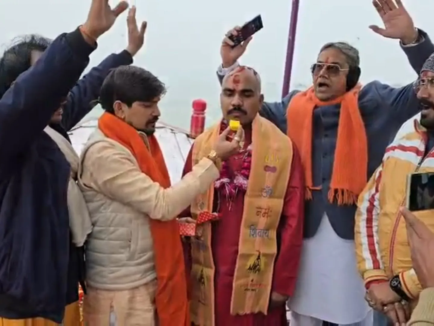 A Muslim youth from Sagar adopted Sanatan Dharma at Ganga Ghat. | सागर के असद  बने अथर्व त्यागी: काशी में अपनाया सनातन धर्म; बोले- बचपन से मंदिर जाना पसंद  था, अब खुलकर