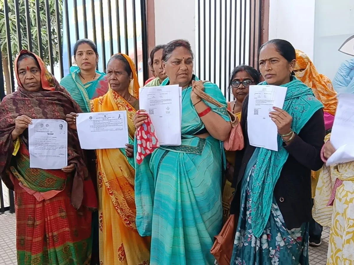 36 women in Nepanagar were deprived of the Ladli Behna Yojana. | नेपानगर  में 36 महिलाएं लाडली बहना योजना से वंचित: बोलीं- पहले नियमित मिलती थी  किश्तें, अब अचानक बंद ...