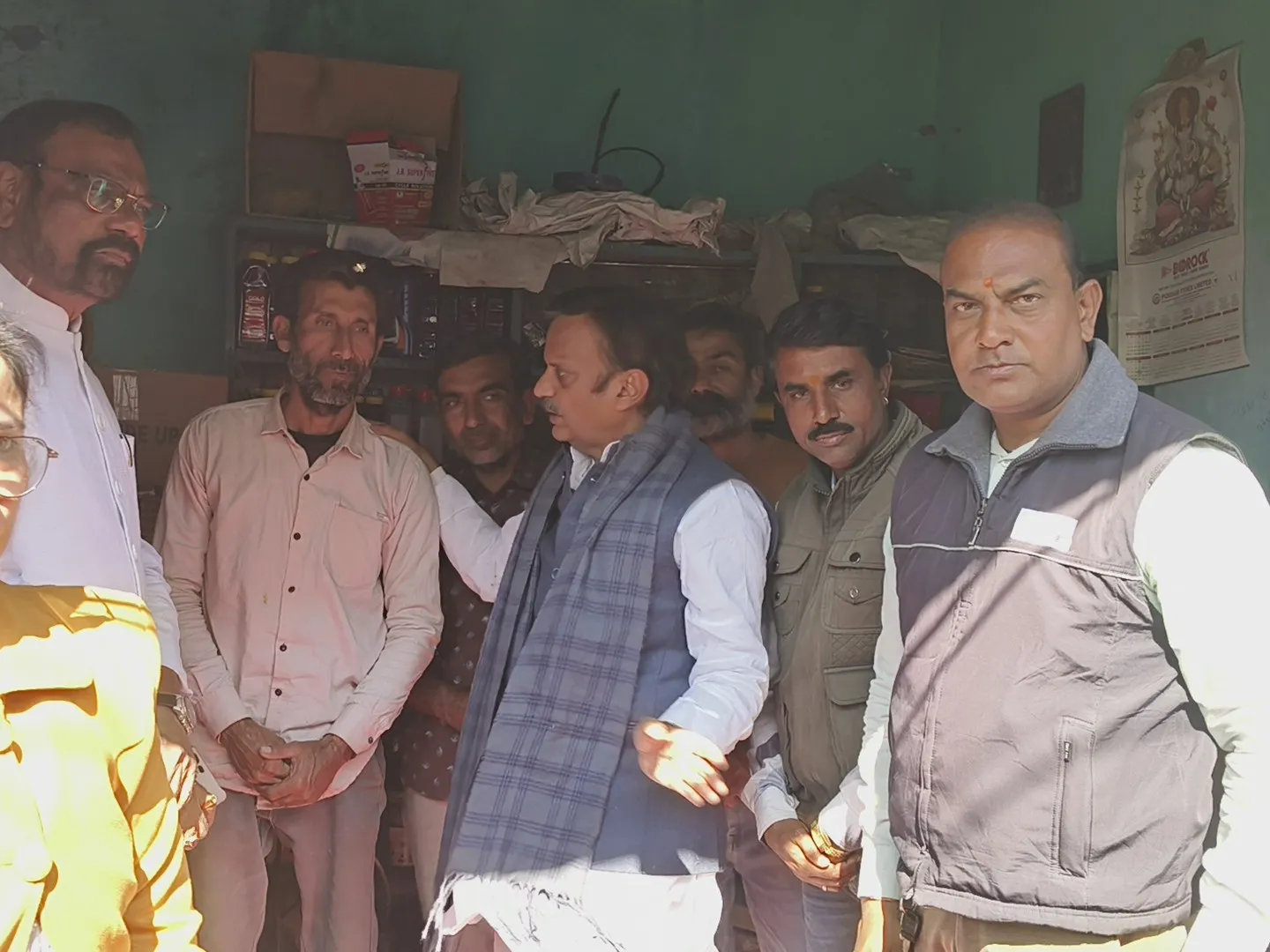 मृत बच्चों के परिजनों से मिले राजेंद्र शुक्ल।