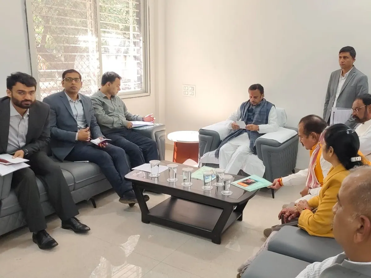 स्वास्थ्य अधिकारियों से चर्चा करते डिप्टी सीएम राजेंद्र शुक्ल।