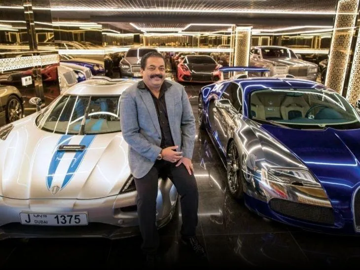 सीजे रॉय के गैराज में कई लग्जरी कारे हैं। हाल ही में उन्होंने एक नई रोल्स रॉयस भी खरीदी थी।