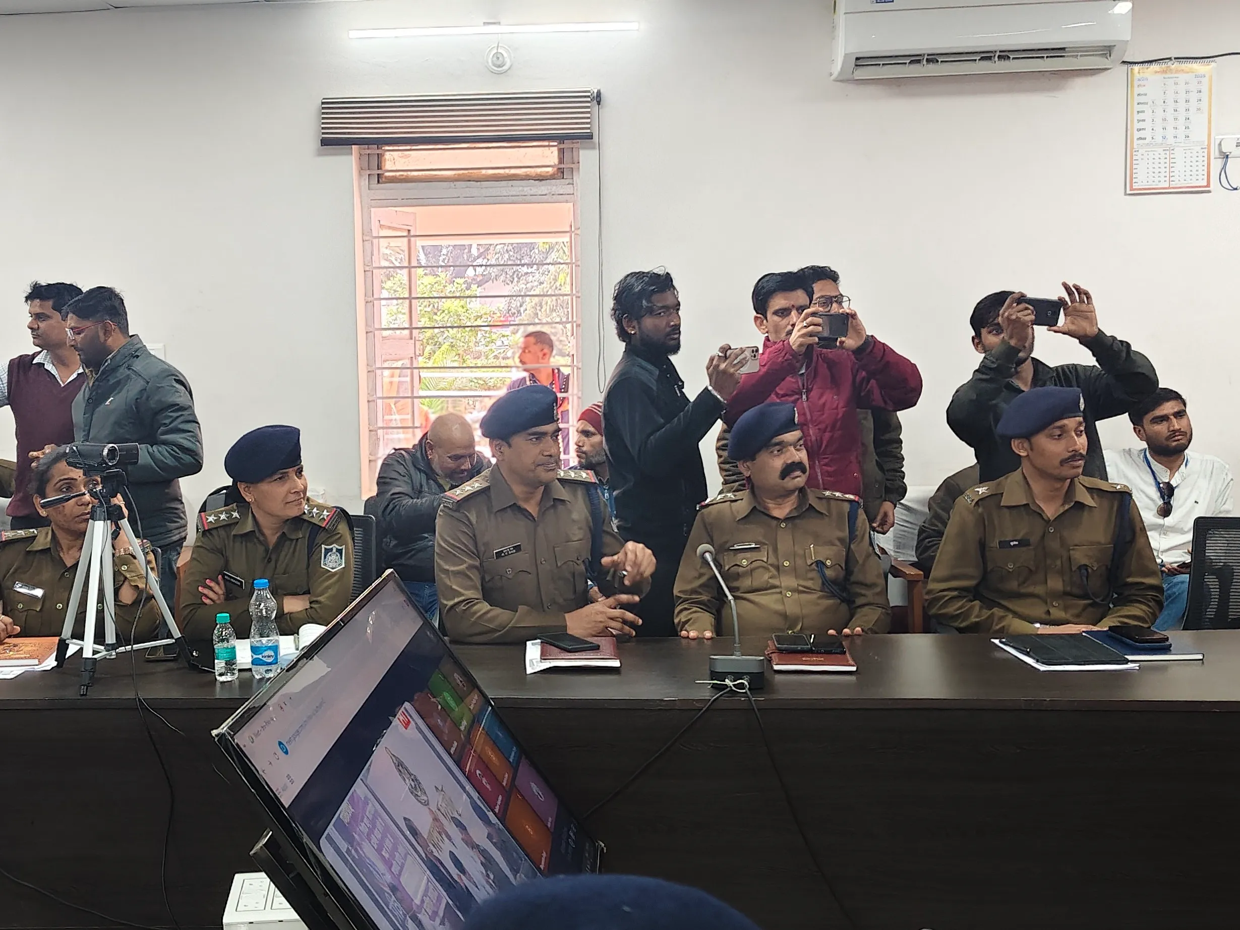 प्रशिक्षण कार्यक्रम में शामिल पुलिस अधिकारी और मूक-बधिर संस्था के प्रतिनिधि।