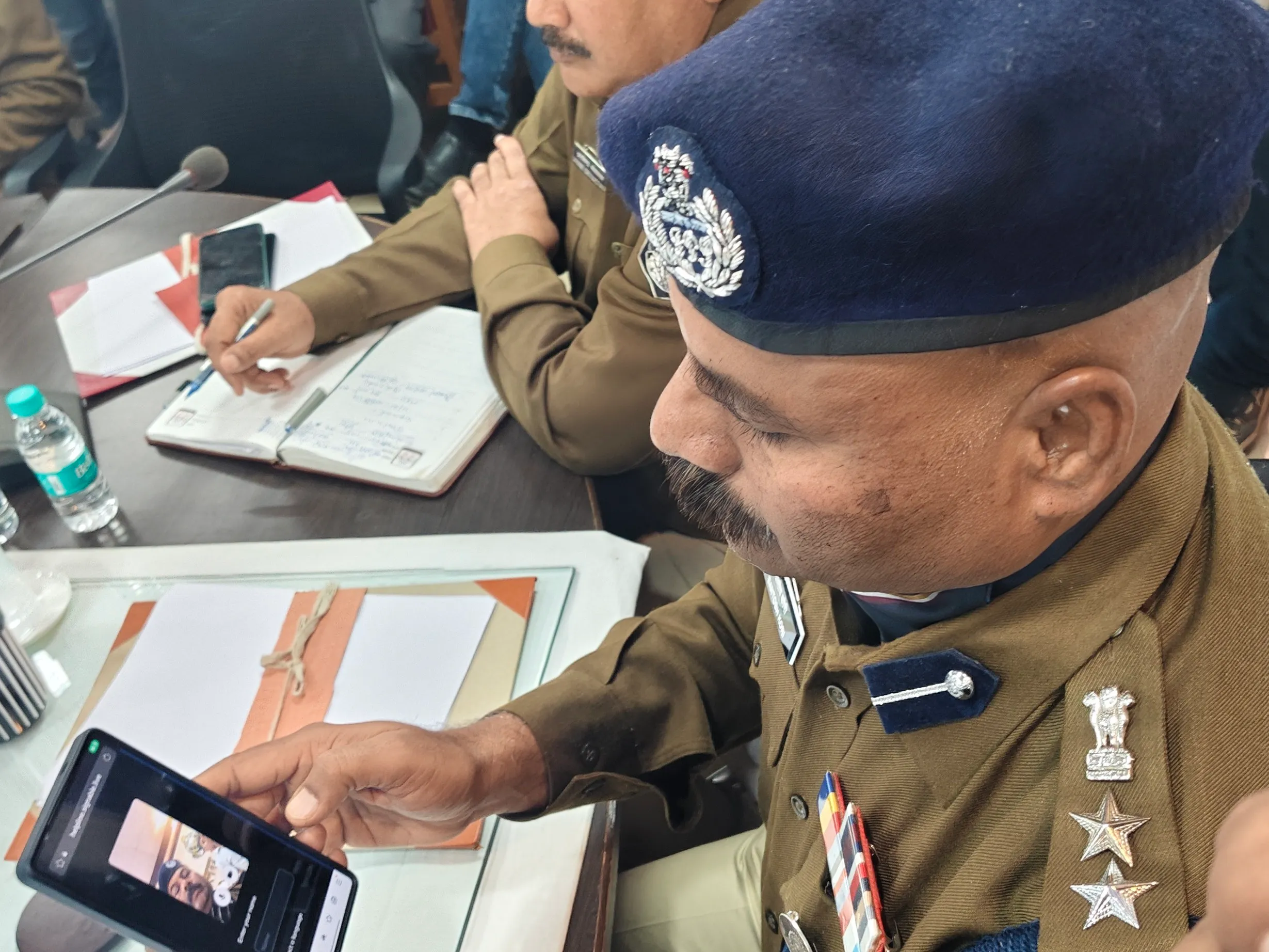 पुलिस अधिकारियों को साइन लैंग्वेज सिस्टम की जानकारी देते विशेषज्ञ।