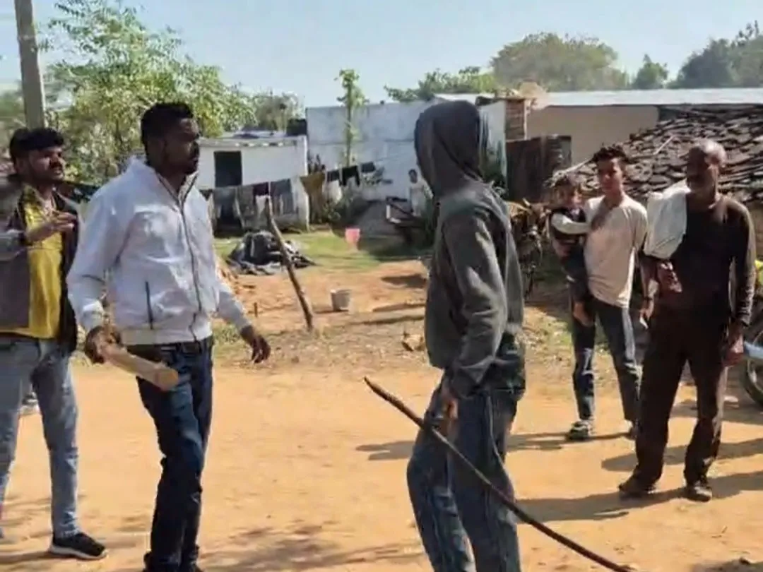 हमलावर लोहे की रॉड और लट्‌ठ लिए हुए थे।