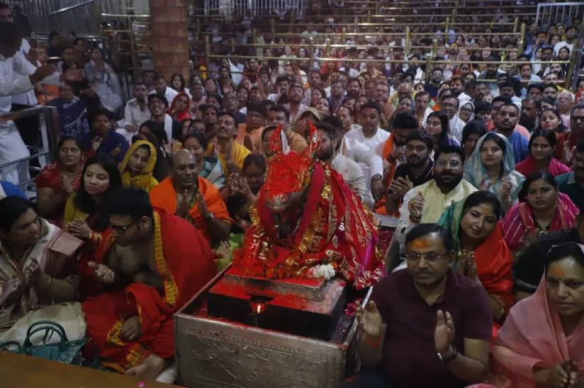 आरती के दौरान बड़ी संख्या में भक्त शामिल रहे।