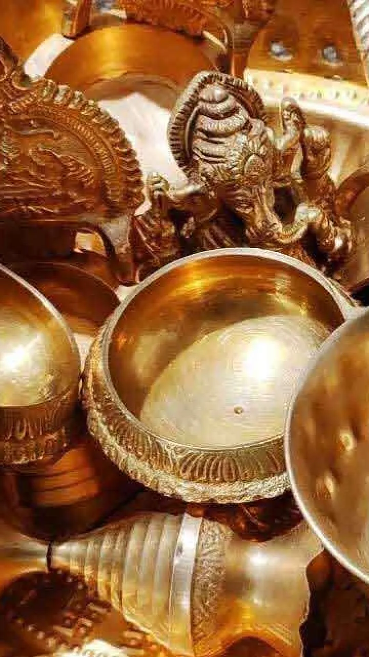 मंदिर में पूजा के खाली बर्तन रखने से क्या होता है?