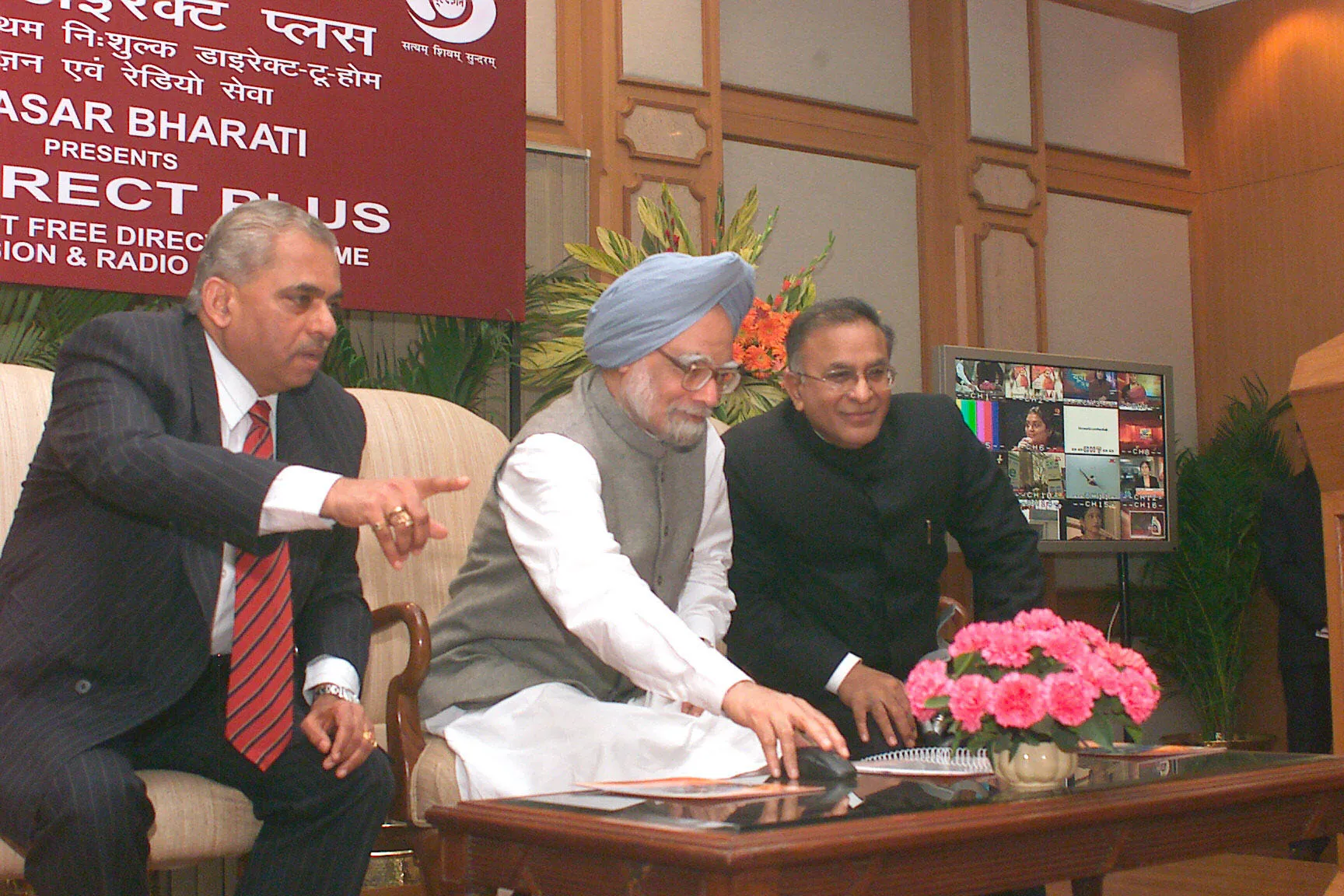 File:The Prime Minister, Dr. Manmohan Singh launching the DD Direct Plus  India's first free Direct-To-Home (DTH) broadcast service from Prasar  Bharati, in New Delhi on December 16, 2004.jpg - Wikimedia Commons