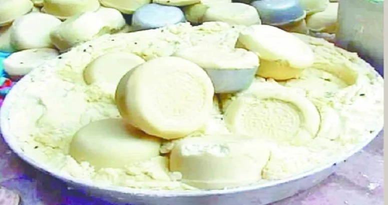 अमृतसर : एफडीए और पुलिस की छापेमारी के बाद बाजार में मिलावटी खोया छोड़कर  भागे व्यापारी | | Dairy Today