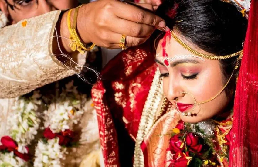 विवाहित महिलाएं किस तरह से सिन्दूर लगाकर मिटा सकती हैं पति के साथ बढ़ी  दूरियां और ला सकती हैं उन्हें करीब | Jansatta