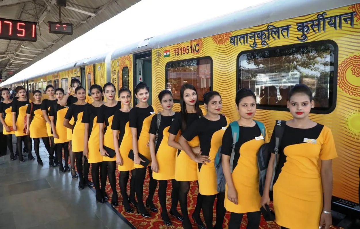 देश की पहली प्राइवेट ट्रेन तेजस को CM योगी ने झंडी दिखाकर किया रवाना, जानें  इसकी विशेषताएं
