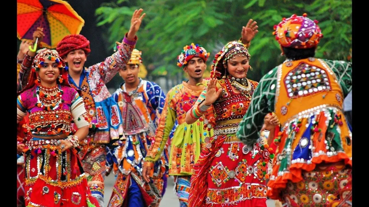 Garba Destinations: इन शहरों में नवरात्रि के दौरान ले सकते हैं गरबा खेलने  का आनंद | Garba Destinations You can enjoy playing Garba during Navratri in  these cities