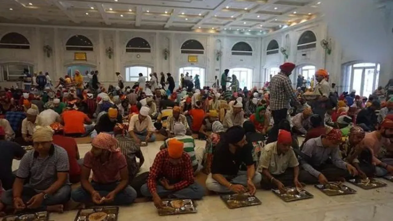 Guru Nanak Jayanti 2022: लंगर में श्रद्धालुओं को परोसे जाते हैं ये  स्वादिष्ट व्यंजन | Guru Nanak Jayanti 2022 These delicious dishes are  served to the devotees in langar