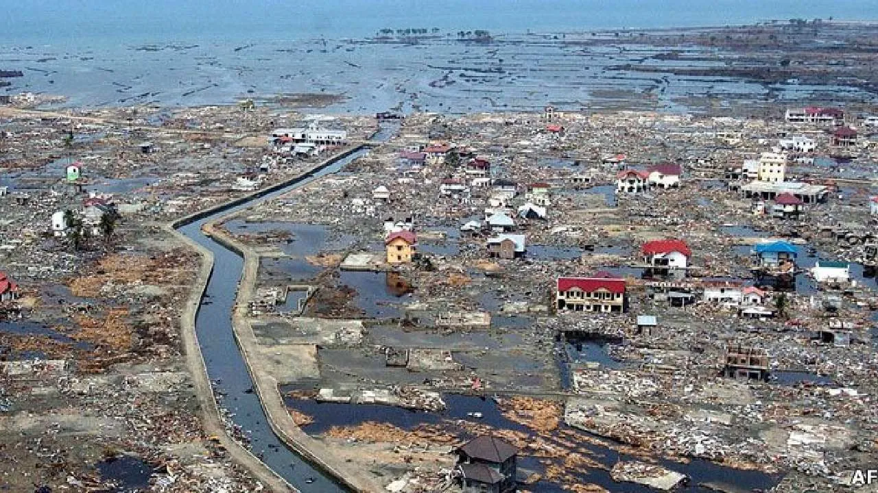 कहर बनकर आई सुनामी और 14 देशों के 2 लाख लोगों को मौत की नींद सुला गई | 2004  Indian Ocean tsunami 18 years on a look back at one of the