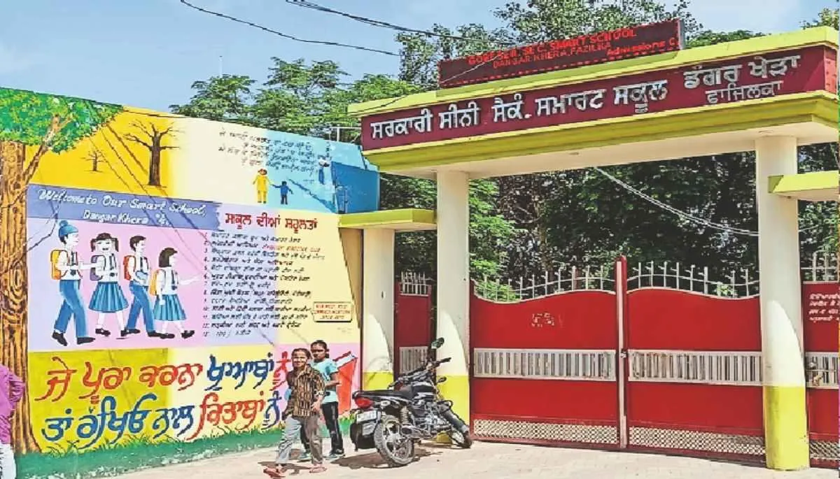 Teachers Day 2023 India Pakistan Border Teachers Factory Village: भारत-पाक  बाॅर्डर पर बसा है टीचर फैक्ट्री गांव, टीचर्स डे पर जानें 250 शिक्षक देने  वाले 'अध्यापक खेड़ा ...