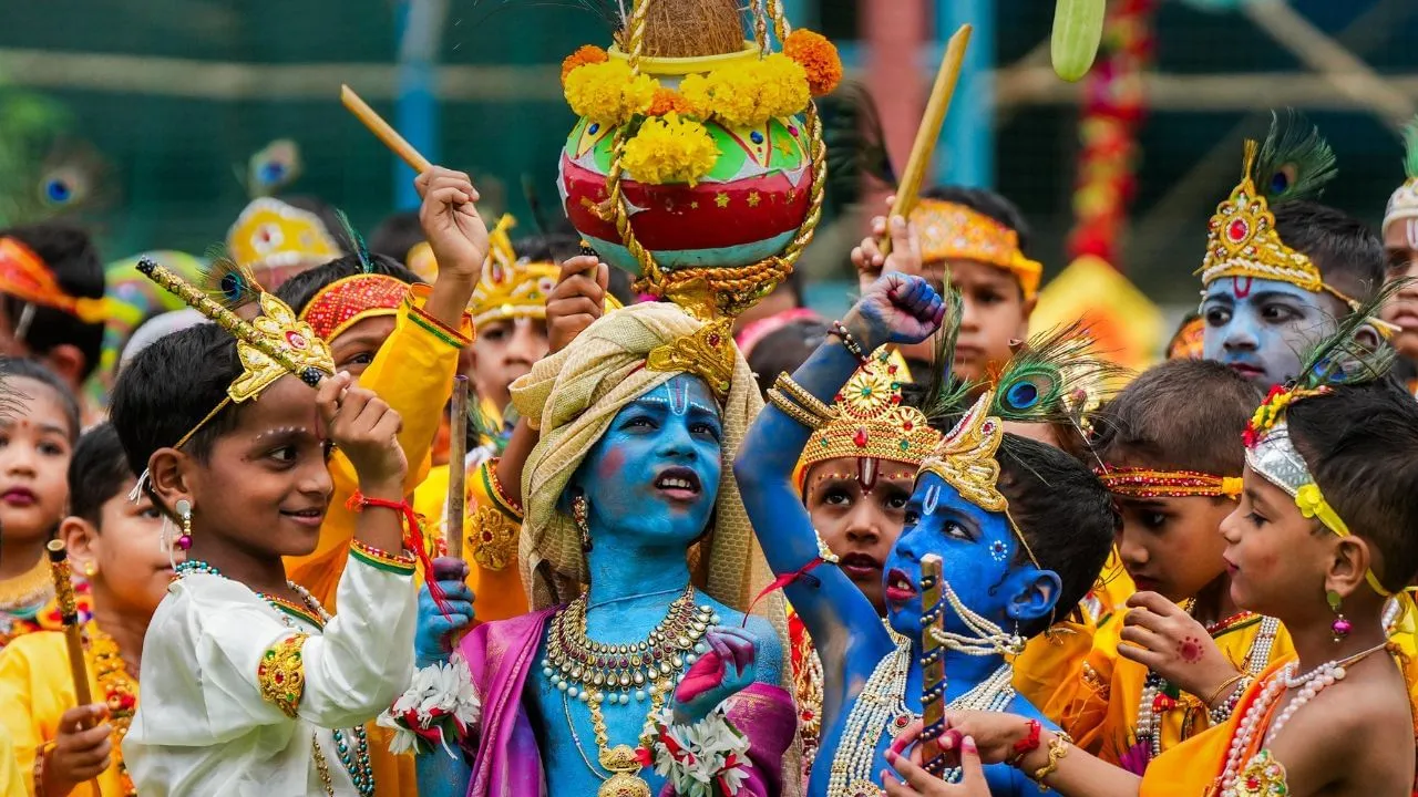 Janmashtami 2023: जन्माष्टमी पर क्यों फोड़ी जाती है दही हांडी, कैसे हुई  शुरुआत? | Dahi handi 2023 why dahi handi festival is celebrated history