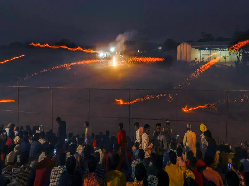 Indore: 35 injured during Hingot, know what is the story of this  'traditional war'|इंदौर: हिंगोट के दौरान 35 घायल, जानिए आखिर क्या है इस  'पारंपरिक युद्ध' की कहानी