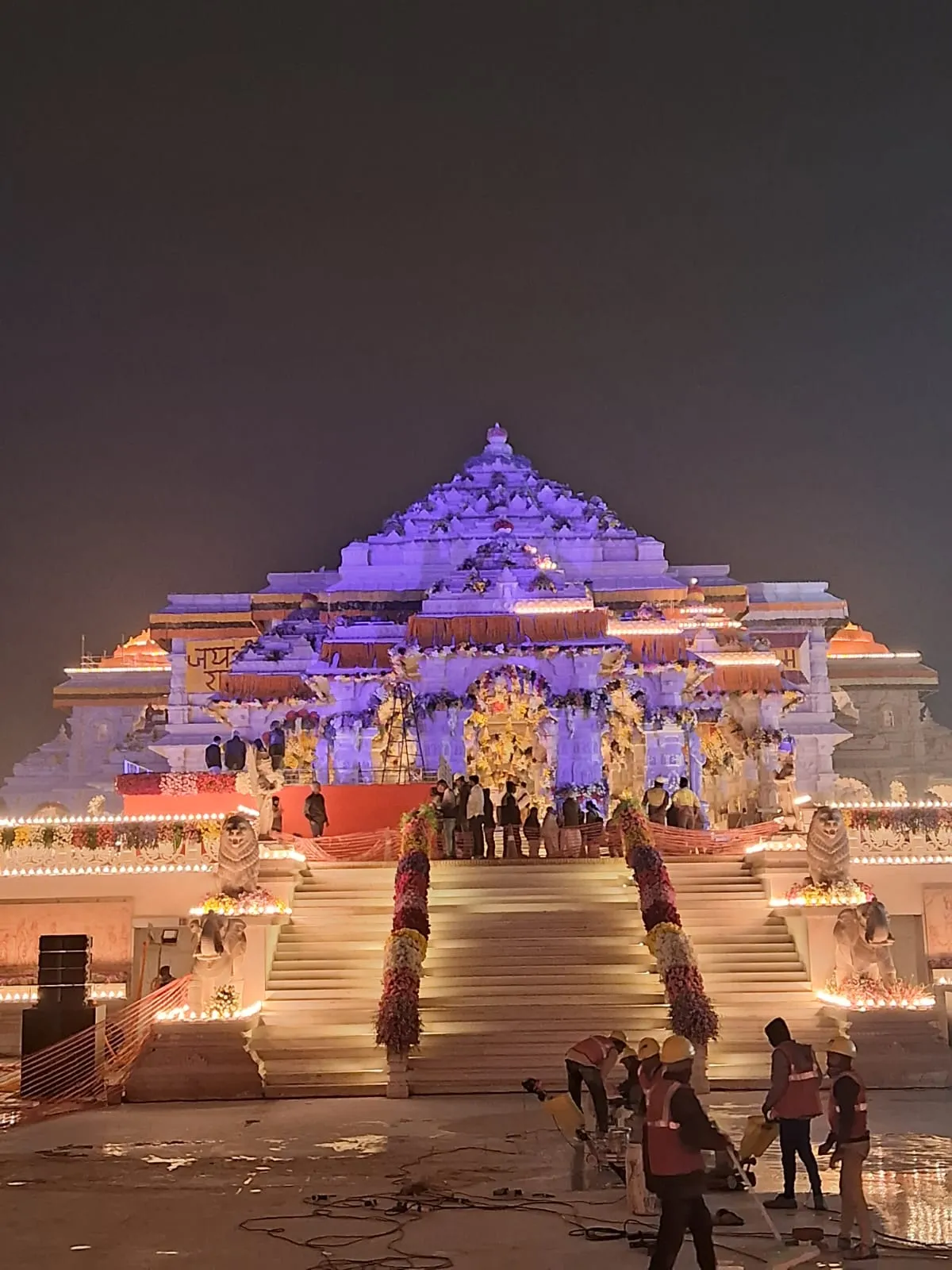 रामलला विराजमान के शुभ अवसर पर लाखों दीपों से जगमगाई राम की पैड़ी - Desh Ki  Upasana