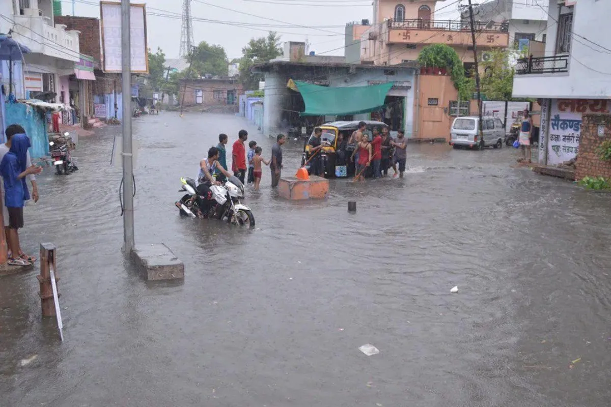 Rajasthan Weather Update: कोटा में मूसलाधार बारिश से सड़कें बनी दरिया, मकान  में करंट दौड़ने से मां-बेटी की मौत | Patrika News | हिन्दी न्यूज