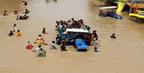 यूपी में बाढ़ से हालात और बिगड़े, हजारों लोगों को सुरक्षित जगहों पर  पहुंचाया, लखनऊ-बरेली हाइवे पर रोके वाहन
