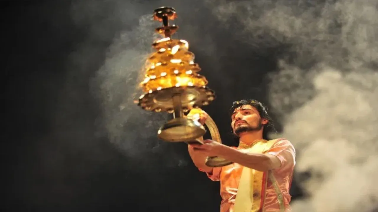 किसी भी तरह की हो पूजा, सबसे आखिरी में क्यों होती है आरती? | Puja  recitation method Aarti meaning and importance of performing blowing conch