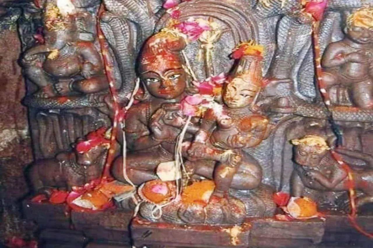 Nagpanchami 2024: महाकाल मंदिर के शिखर पर विराजित हैं दुर्लभ विग्रह  नागचंद्रेश्वर, नागपंचमी पर कर सकेंगे दर्शन | Patrika News | हिन्दी न्यूज