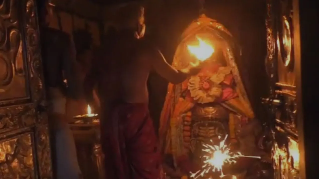 उज्जैन: केसर चंदन का उबटन, गर्म जल से स्नान, गर्भगृह में फुलझड़ी... बाबा  महाकाल के दरबार में कैसे मनी दिवाली? | Ujjain Baba Mahakal temple Diwali  celebration bhole nath ...