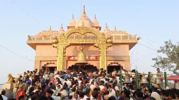 iTaazaKhabar - रतनगढ़ माता मंदिर पर श्रद्धालुओं का लगा मेला, 32 लाख से अधिक  लोगों ने किए मां के दर्शन और हजारों ने सर्पदंश के बंध कटवाएं