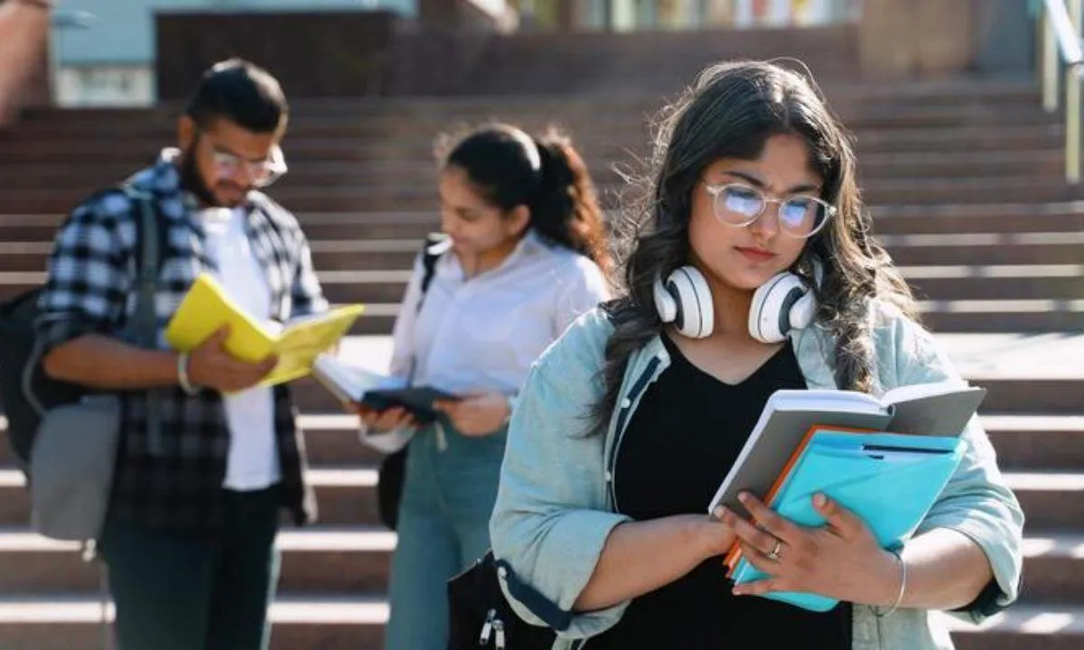 Career Tips: 12वीं के बाद करें ये शानदार कोर्स