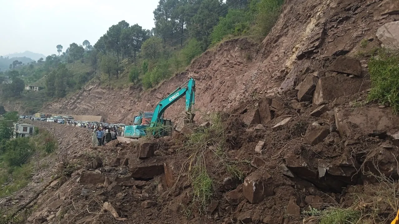 Five killed, 14 injured as landslide hits Mata Vaishno Devi route -  greaterkashmir