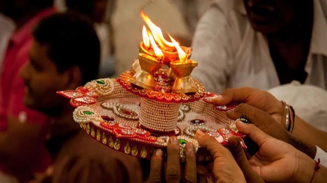 why is worship considered incomplete without aarti know its meaning and  importance क्यों बिना आरती अधूरी मानी जाती है पूजा? जानें इसका अर्थ और महत्व,  धर्म