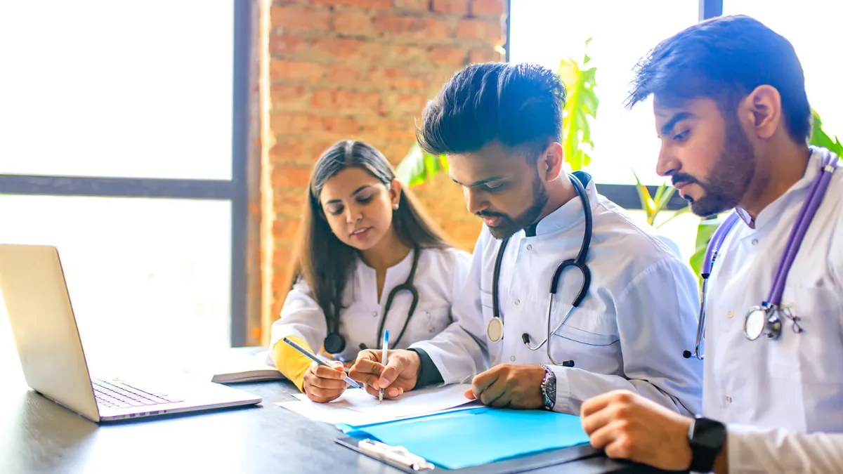 NEET दिए बिना मेडिकल फील्ड में बनाएं शानदार करियर, सालाना लाखों में होगी  कमाई