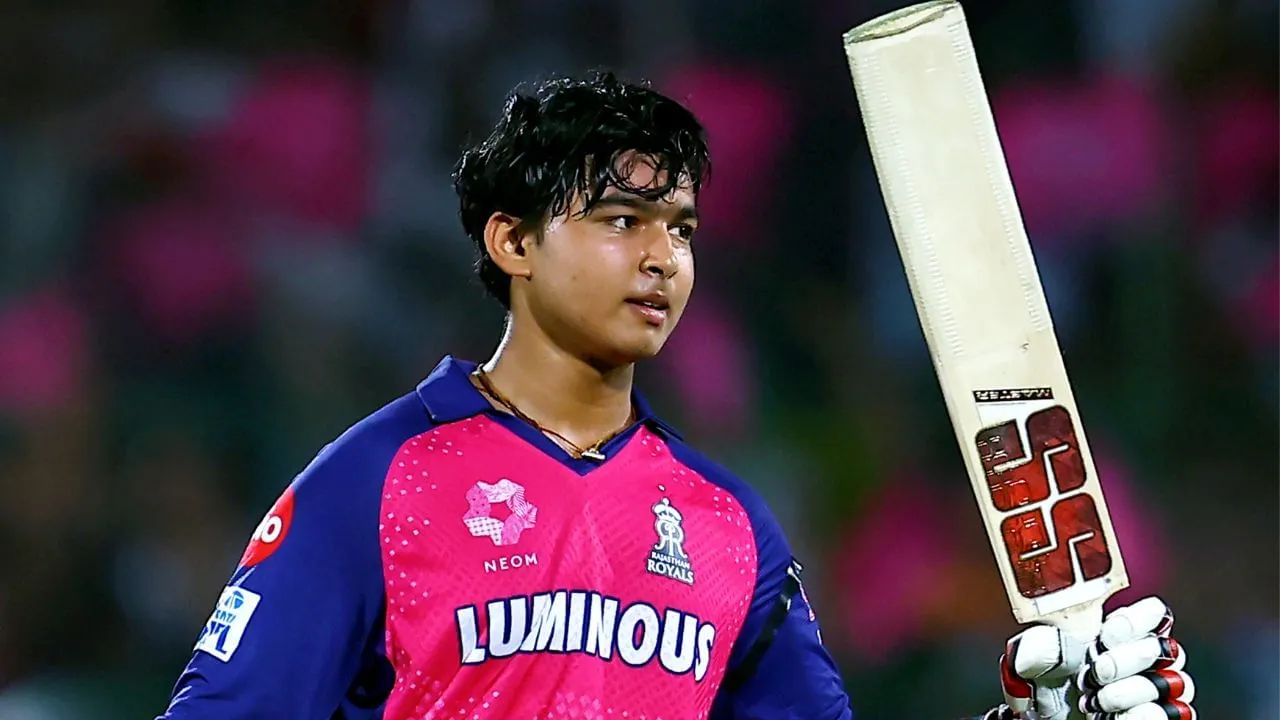 बैट के लिए वैभव सूर्यवंशी की किससे हो गई बहस? देखिए ये मजेदार VIDEO | IPL  2025: Vaibhav Suryavanshi and Ayush Mhatre fight for Bat, watch funny video