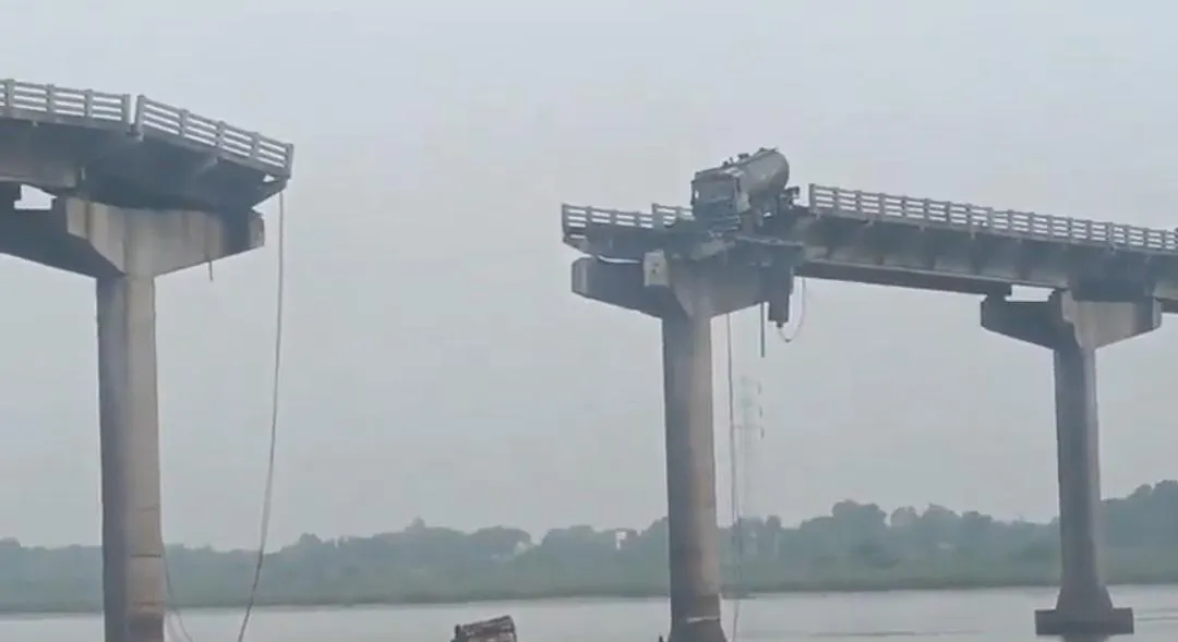 Bridge Collapses in Gujarat - गुजरात में हुआ बड़ा हादसा, वडोदरा-आणंद को जोड़ने  वाला ब्रिज टूटा, 2 की मौत