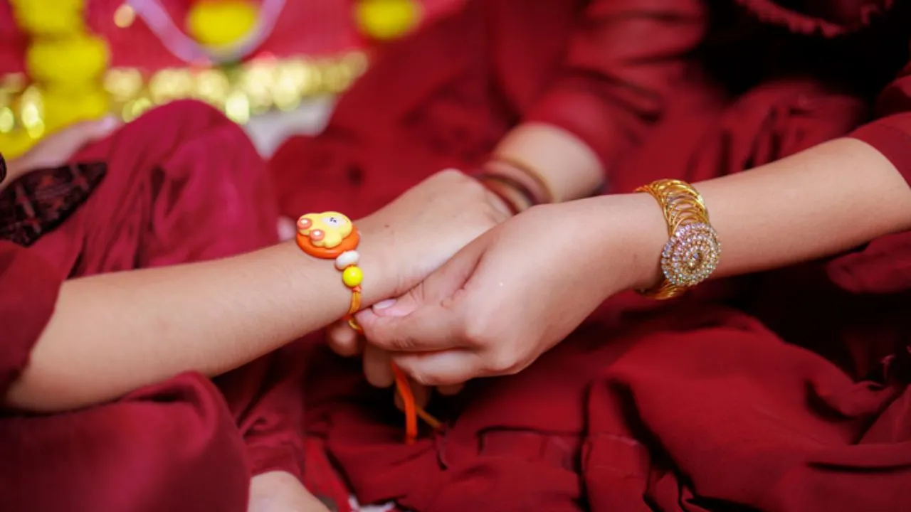Raksha Bandhan 2025: सावन पूर्णिमा के दिन ही क्यों मनाया जाता है रक्षाबंधन?  जानें क्या कहते हैं शास्त्र | Sawan Purnima Raksha Bandhan History and  Significance in hindi