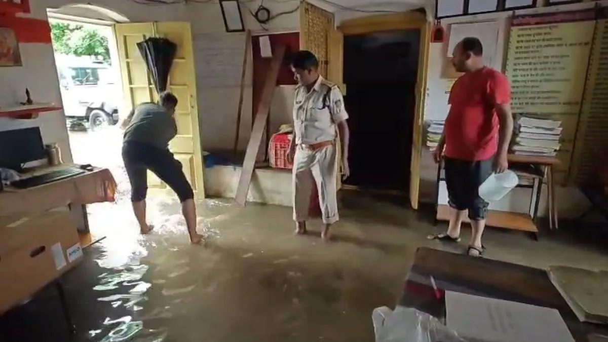 MP: शहडोल में मूसलाधार बारिश से बने बाढ़ जैसे हालात, थाने में घुसा पानी;  सामान हुआ जलमग्न - MP Flood-like situation created in Shahdol due to  torrential rain, water entered the police