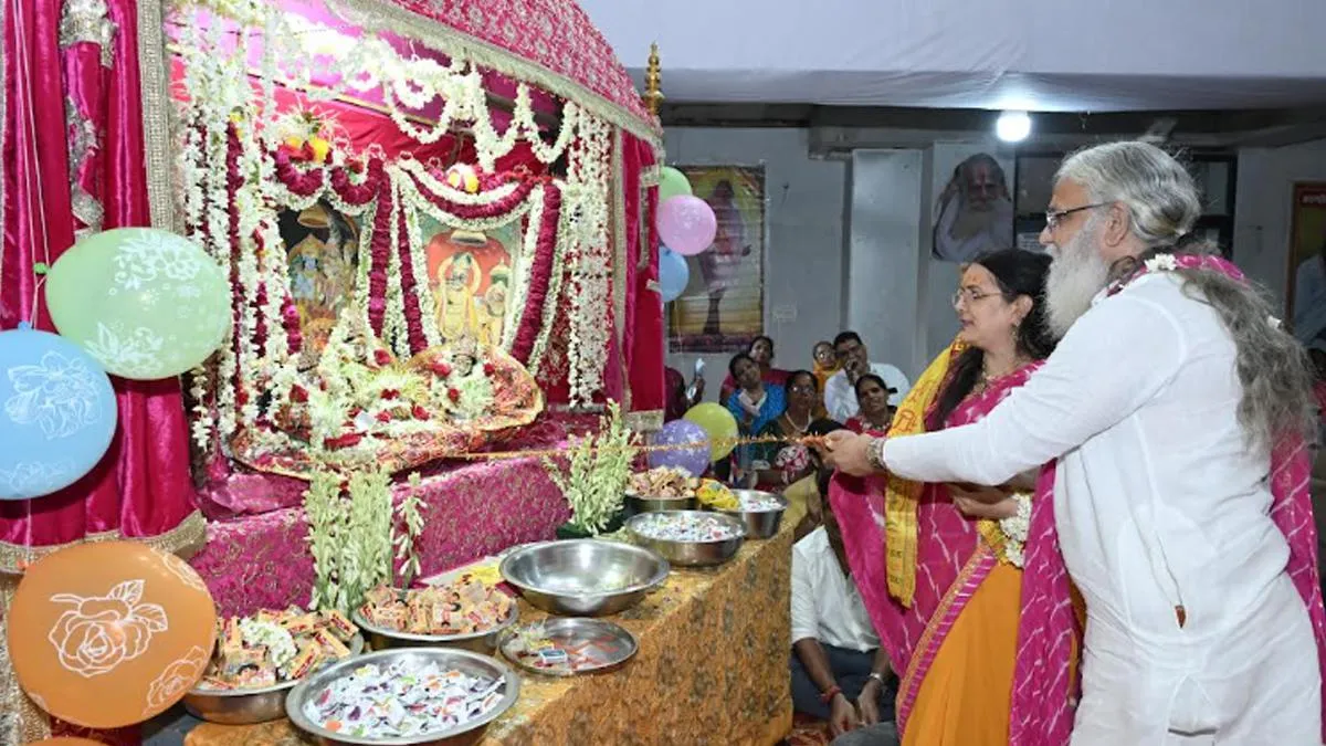 झूला महोत्सव: सांसद और विधायक ने ठाकुर जी को झूलाया झूला -  www.khabredinraat.com