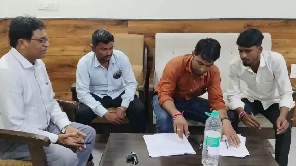 Ujjain: शनि मंदिर में दर्शन के बाद रिश्वत लेते पकड़ा गया रोजगार सहायक, PM  आवास योजना की किस्त के लिए मांगा था घूस