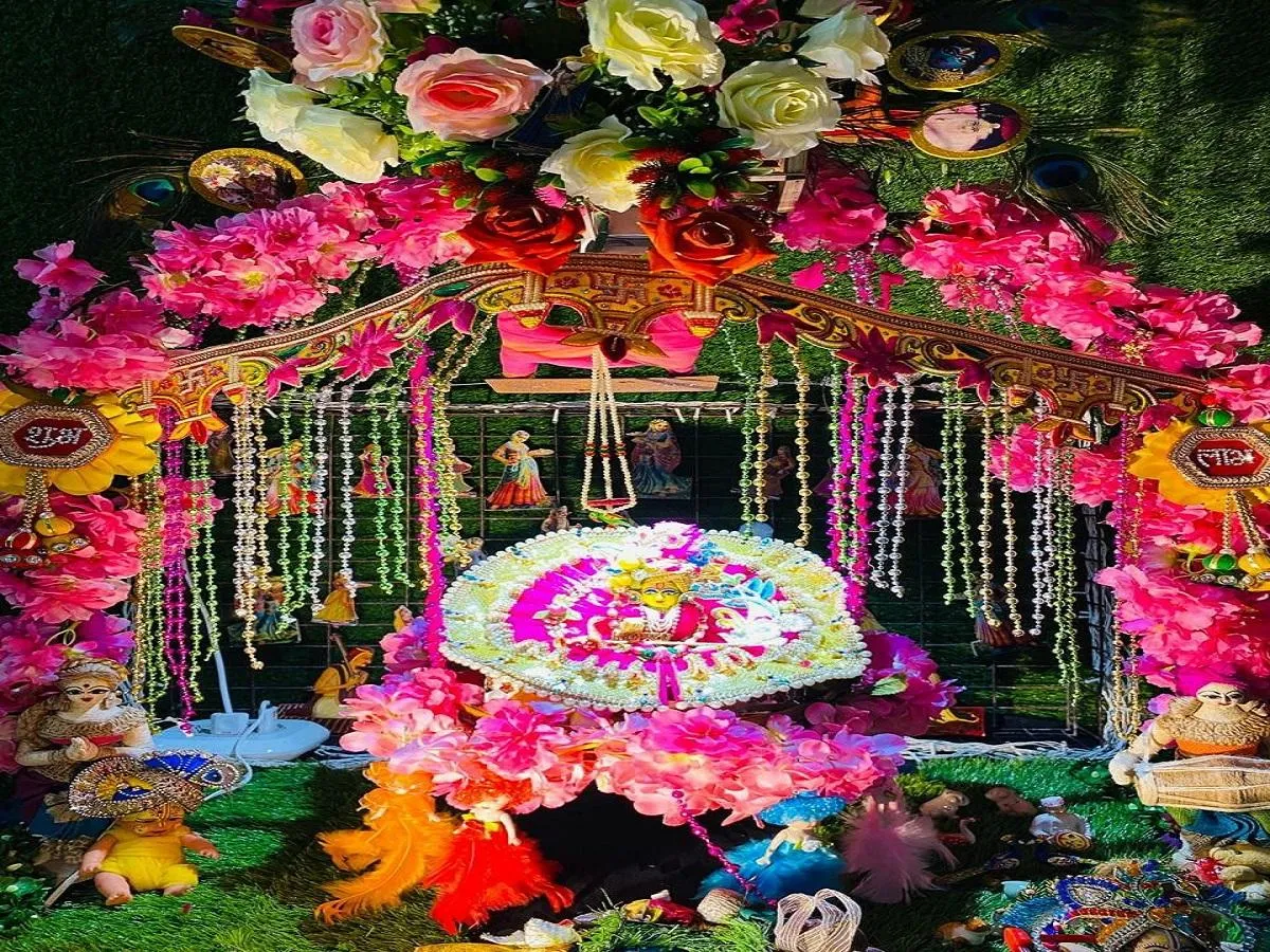 Janmashtami 2025: जन्माष्टमी पर करें तुलसी से जुड़े ये 5 चमत्कारी उपाय,  लड्डू गोपाल की कृपा से घर में बरसेगा धन-धान्य और खुशहाली