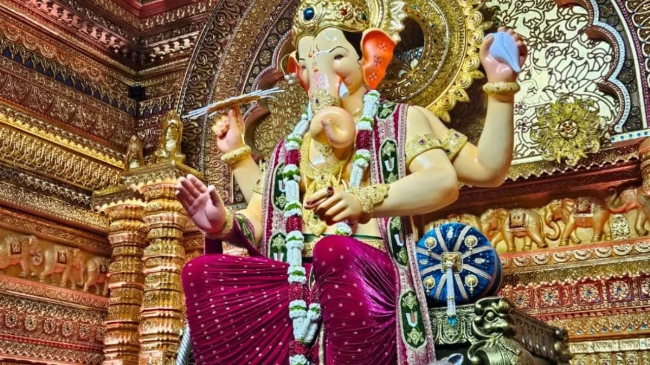 Lalbaugcha Raja 2025 First Look: लालबागचा राजा के प्रथम दर्शन, यहां देखें  बप्पा के मनमोहक रूप की पहली झलक | Lalbaugcha Raja 2025 First Look See  Photos Here is Lalbaugcha Raja 2025 Darshan Dharma