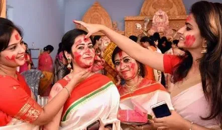 इस साल दुर्गा पूजा में कब है 'सिंदूर खेला', जानिए क्या है इस अनोखी परंपरा  का महत्व | Navbharat Live