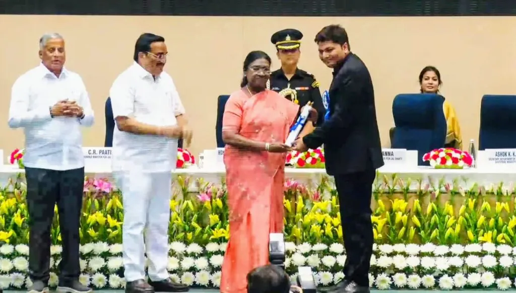 रायपुर कलेक्टर गौरव सिंह और निगम आयुक्त विश्वदीप को राष्ट्रपति ने किया  सम्मानित, जल संरक्षण और सर्वश्रेष्ठ निगम का मिला पुरस्कार | RamRaj