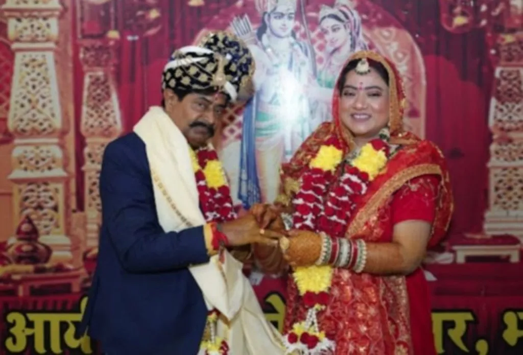 BJP के पूर्व मंत्री ने 20 साल छोटी कांग्रेस नेत्री से रचाई शादी, जानें  क्यों मचा बवाल - Dainik Savera Times