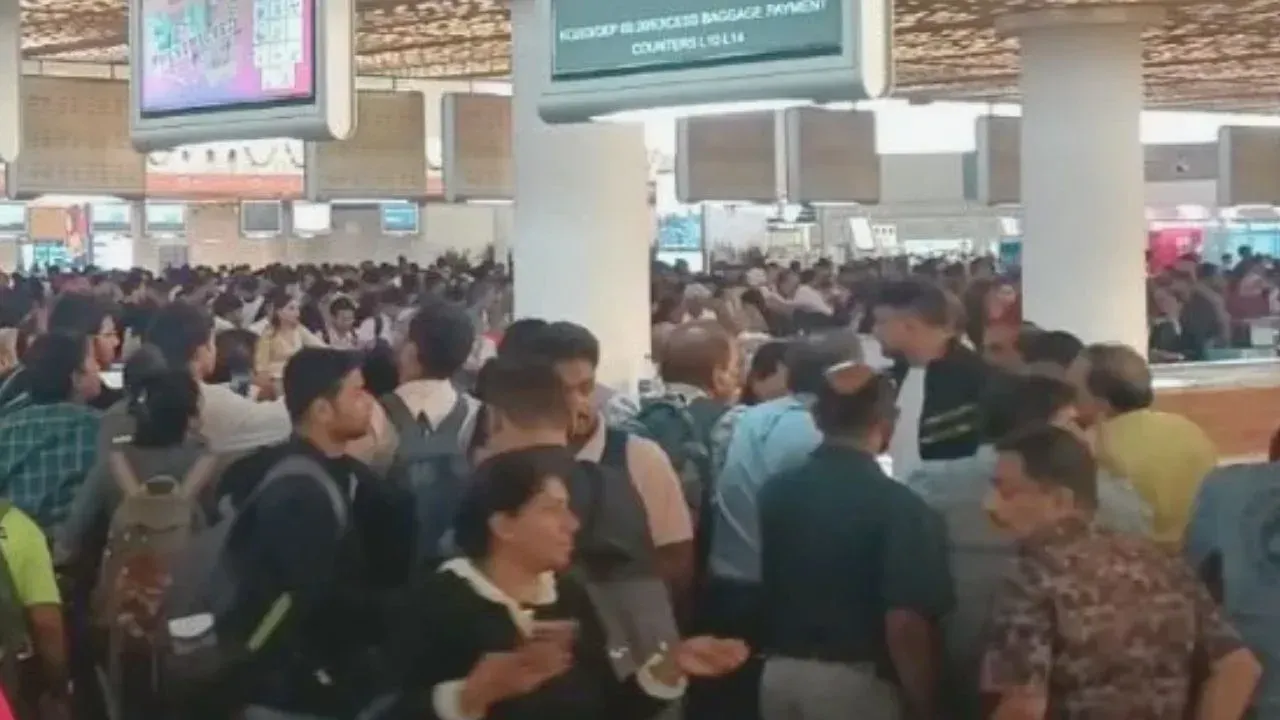 इंडिगो की 150 उड़ानें रद्द: तकनीकी दिक्कतें और खराब मौसम बने बड़ा कारण, यात्रियों  की परेशानी बढ़ी