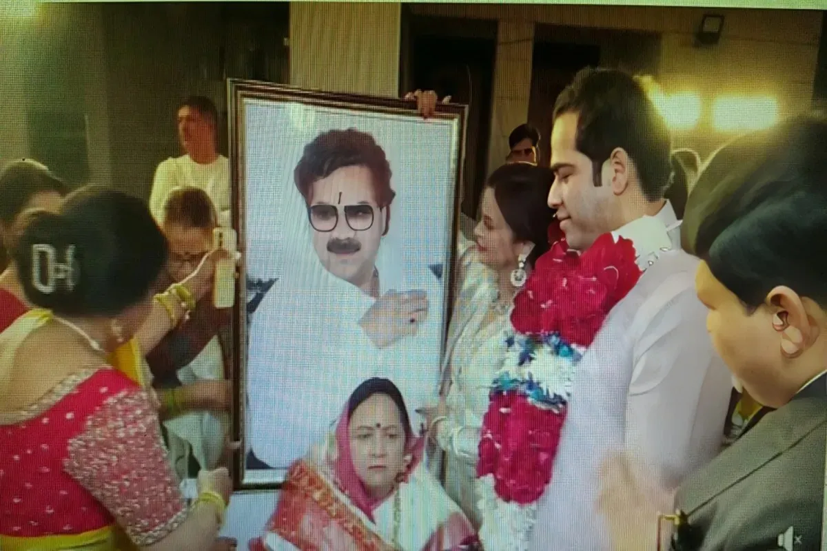 वरमाला के बाद दूल्हे के चरणों में झुकीं कथावाचक निधि, गाजियाबाद में फेरे;  ढाई किलो सोने वाला दोस्त बना चर्चा का विषय