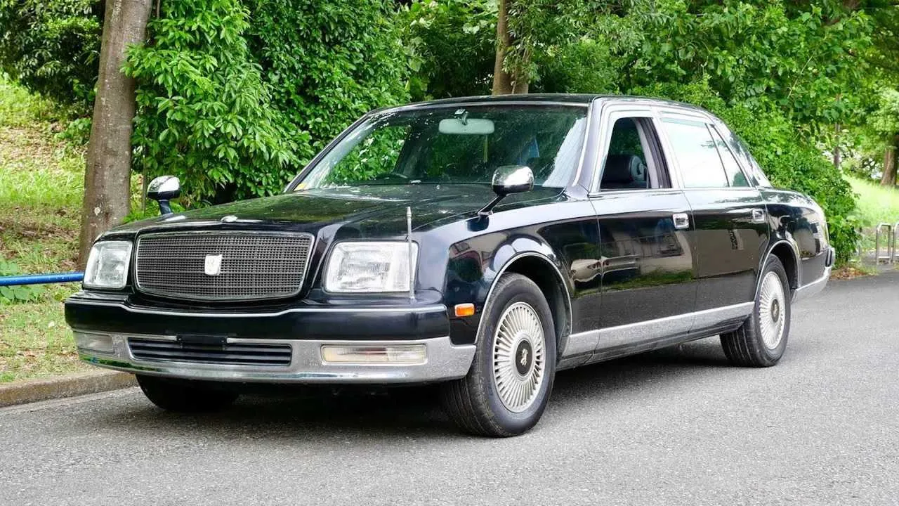 Toyota Century V12 walkaround video showcases '90s Japanese luxury
