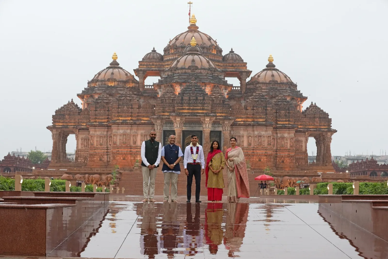 Pics: Rishi Sunak, wife Akshata visit Delhi's Akshardham temple to seek blessings - India Today
