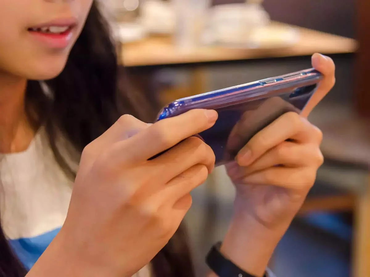 Signs of smartphone addiction in children - Times of India