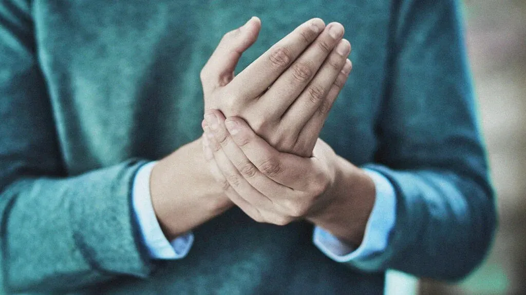 Pain in knuckles: Causes and treatment options