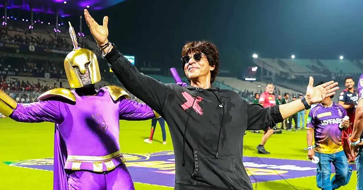 Shah Rukh Khan Poses With His Specially-Abled Old Friend As He Pecks A Kiss  On His Forehead, Netizens React &ldquo;Most Humble Superstar&hellip;&rdquo;