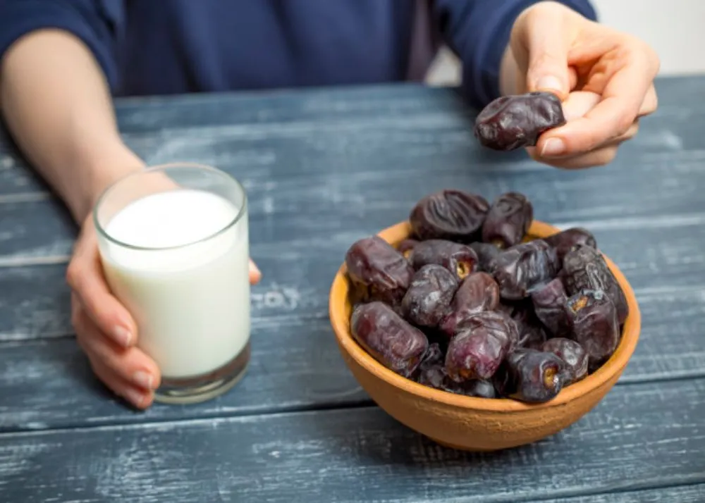 sweet-dry-dates-milk-food-during-ramadan_8119-2056 (1)